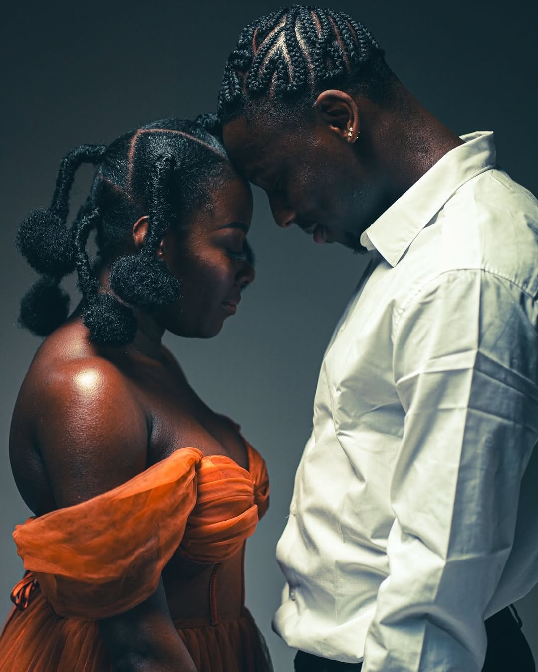 Nyarko in Soh Soh music video